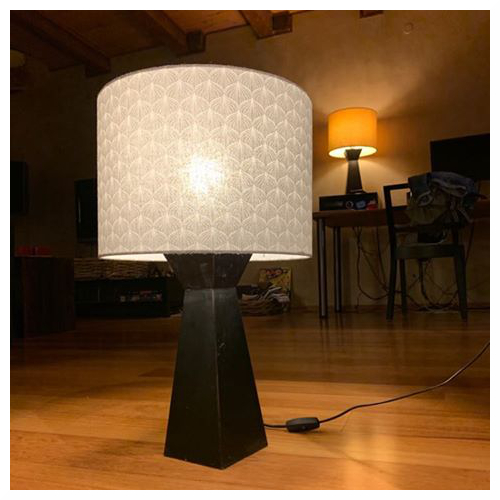 šedé stínítko na stolní lampu